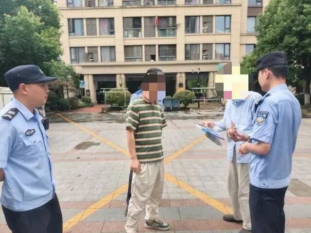 杭州快递小哥送酒上门,无意中瞥了一眼老人家里,果断报警! 杭州快递小哥送酒上门,无意中瞥了一眼老人家里,果断报警!