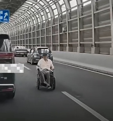惊险！一老人乘坐电动轮椅误入武汉鹦鹉洲大桥高架逆行，热心市民搭手交警紧急救助
