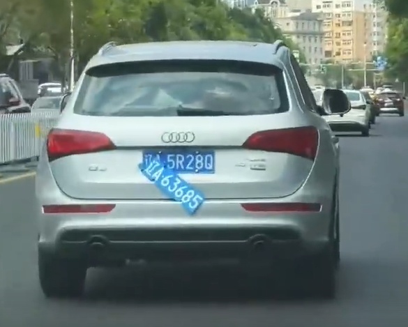 沈阳一小车挂“双牌”上路，交警回应：行拘7日收缴车牌，罚款5000元记12分