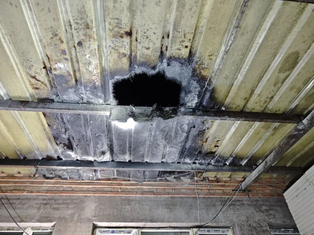 通州区一村民自建雨棚突发火情户主及时自救成功灭火 通州区一村民自建雨棚突发火情户主及时自救成功灭火