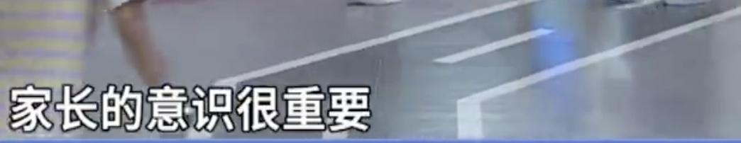 孩童赤脚“上桌”攀爬引争议,广州一萨莉亚门店:已多次劝阻 孩童赤脚“上桌”攀爬引争议,广州一萨莉亚门店:已多次劝阻