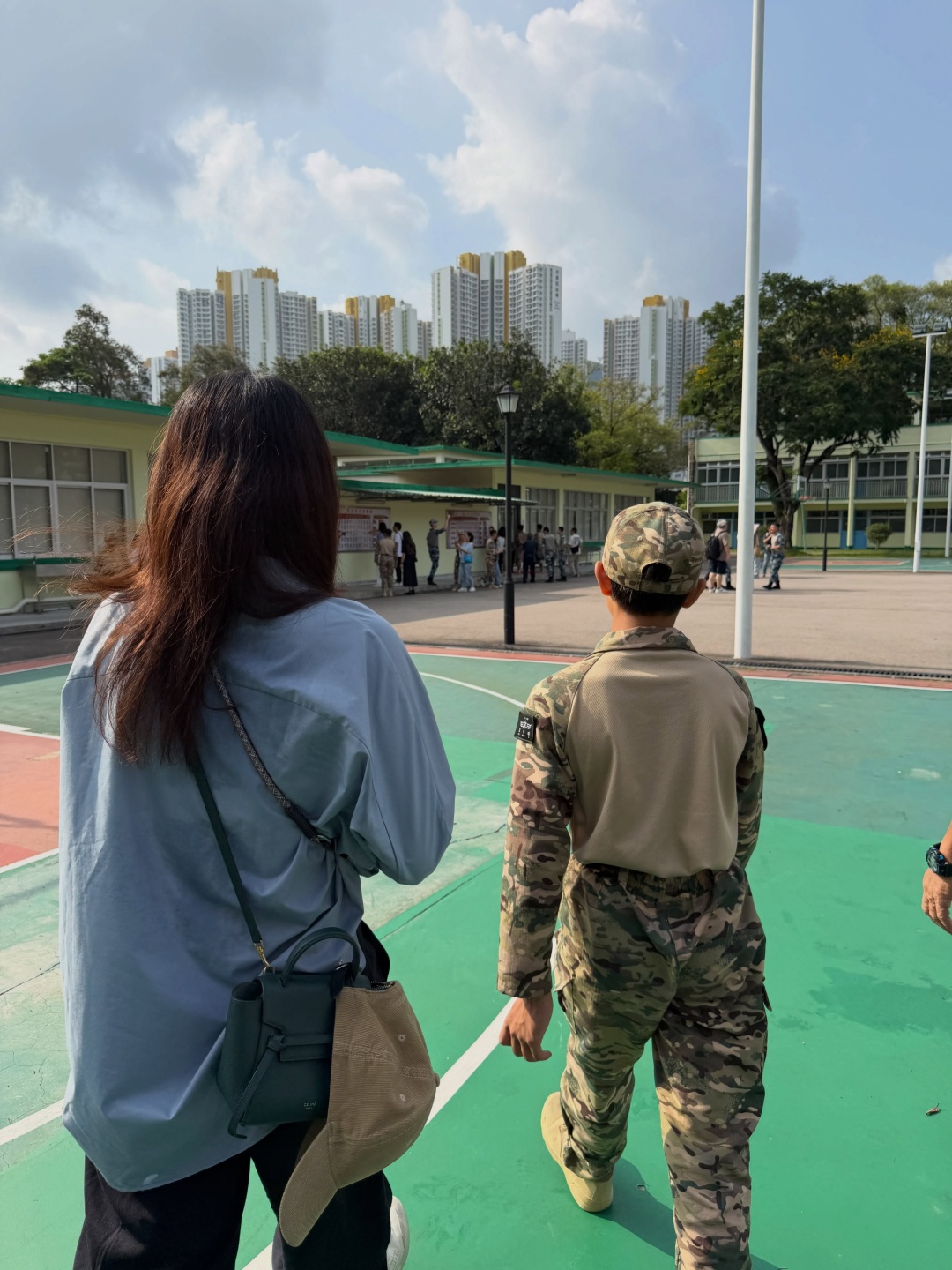 13岁儿子参加军事夏令营，霍启刚晒照：作为父母感到骄傲