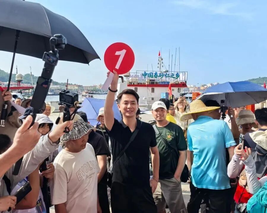 广东男子花3.8万元拍下38斤巨型“鱼王”!南海开渔第一鲜上岸,一大批海鲜按筐买 广东男子花3.8万元拍下38斤巨型“鱼王”!南海开渔第一鲜上岸,一大批海鲜按筐买
