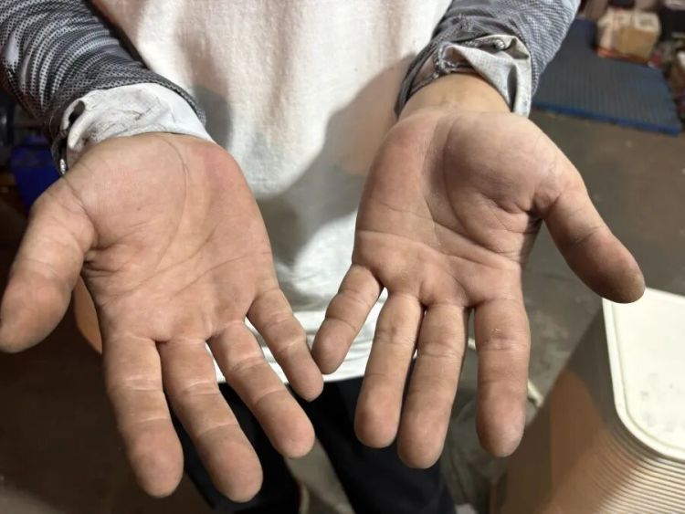 广州“90后”修车铺老板给外卖骑手的车免费打气、检测，还不收人工费：每天平均修十来辆车，以前跑外卖出车祸时被救过