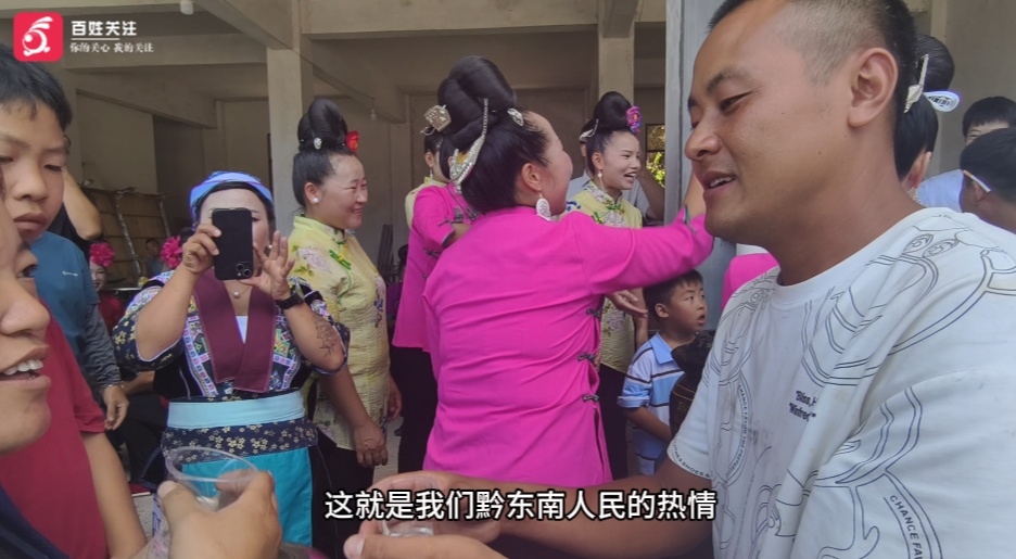 贵州4岁男童走失近80小时归家，其父准备5头猪，200桌答谢宴，并为救援人员送上锦旗