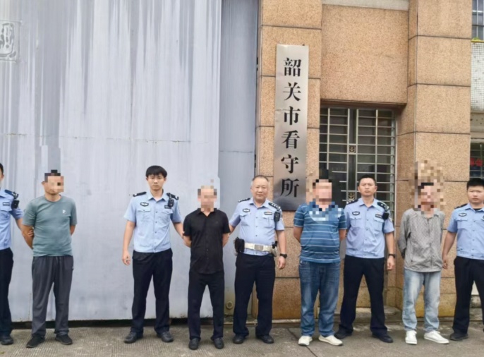 追逐竞驶、互相别车，拘！