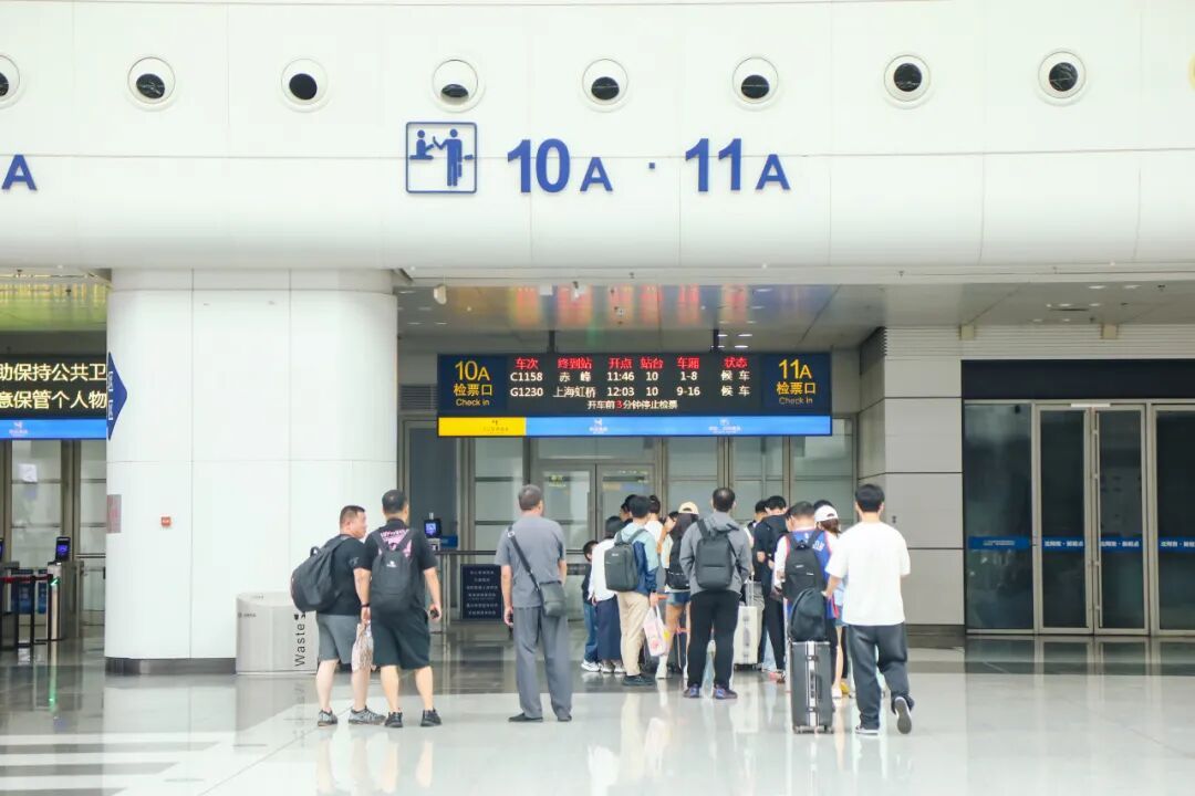 安检仪下的“鸡架”，网友：到底是谁的？