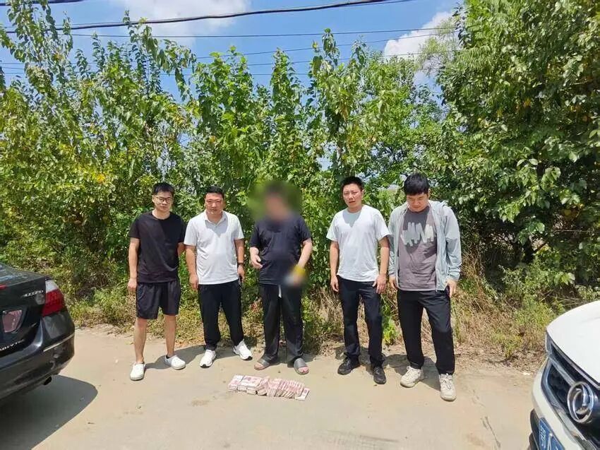 纸箱里装着35万，他差点送给了骗子