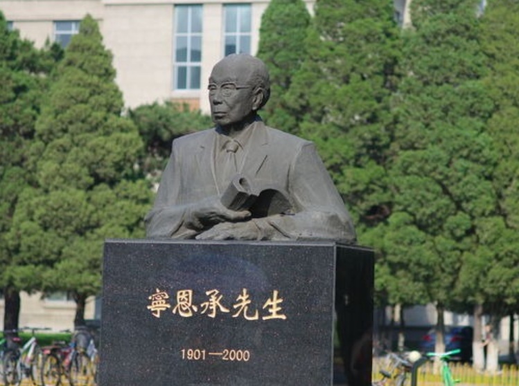 东北大学雕像疑似写错老校长姓氏，最新回应