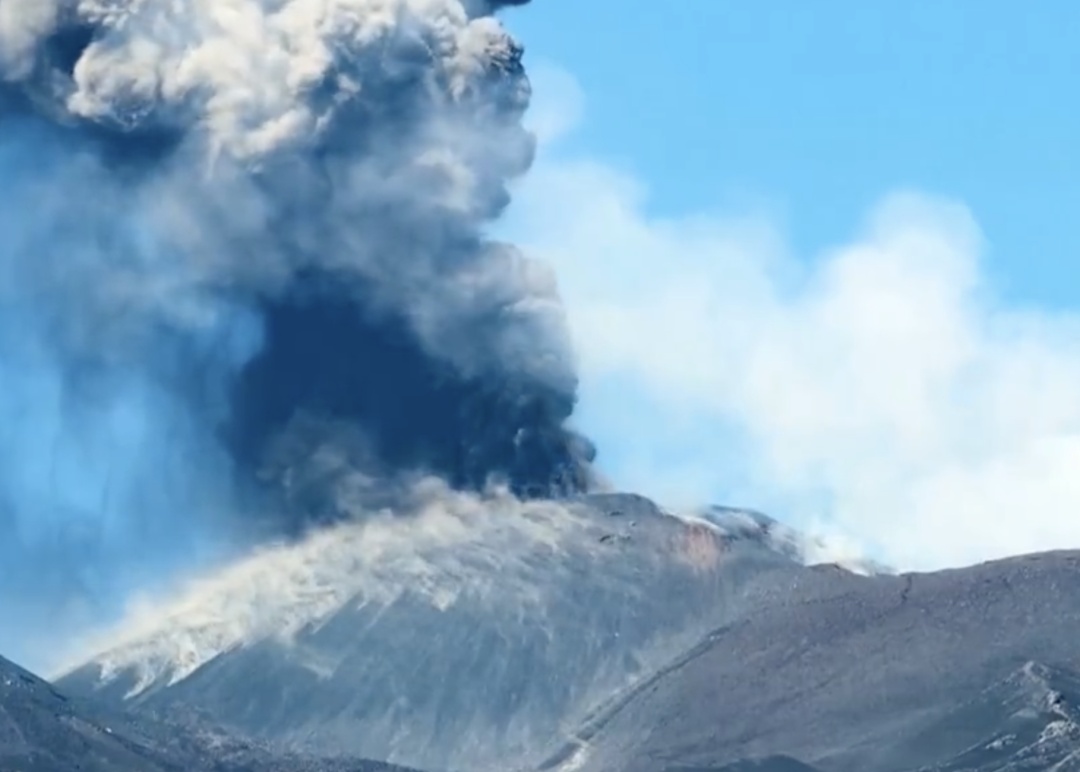 意大利西西里岛火山持续喷发，一名美国游客在徒步时遭雷击身亡