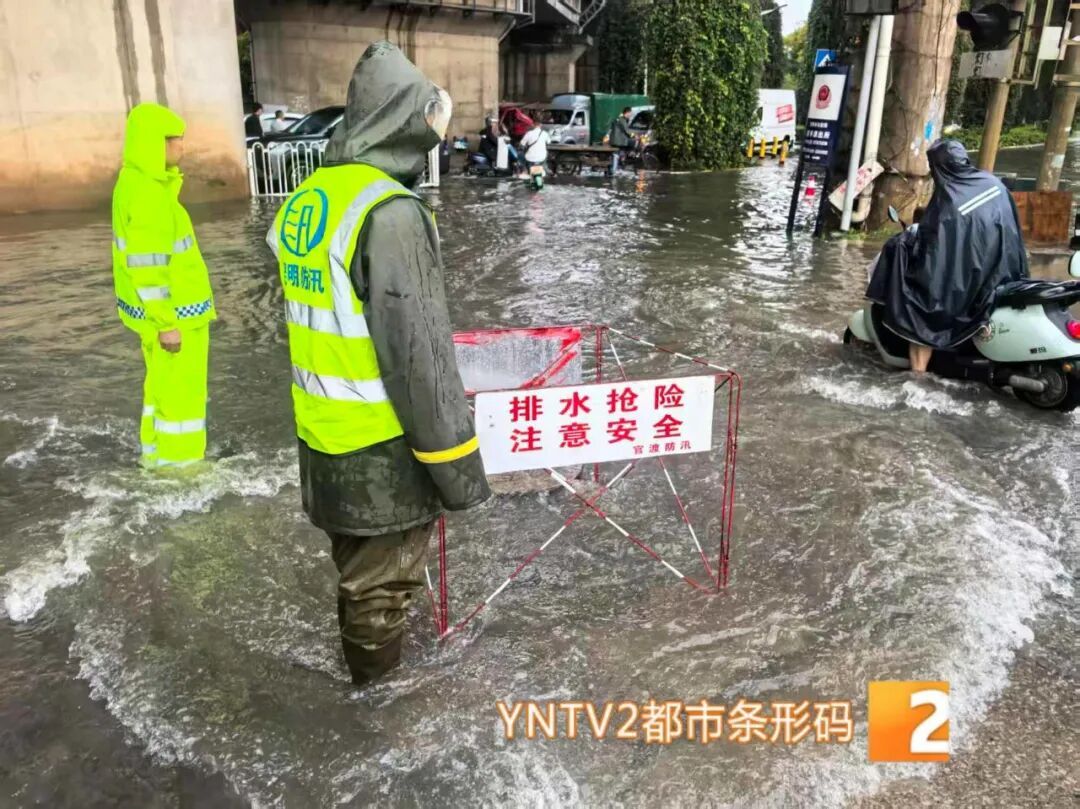 一夜暴雨，昆明消防出动439人营救转移群众96人！目前多路段仍有积水，多部门启动应急响应，交警提醒：切勿贸然涉水