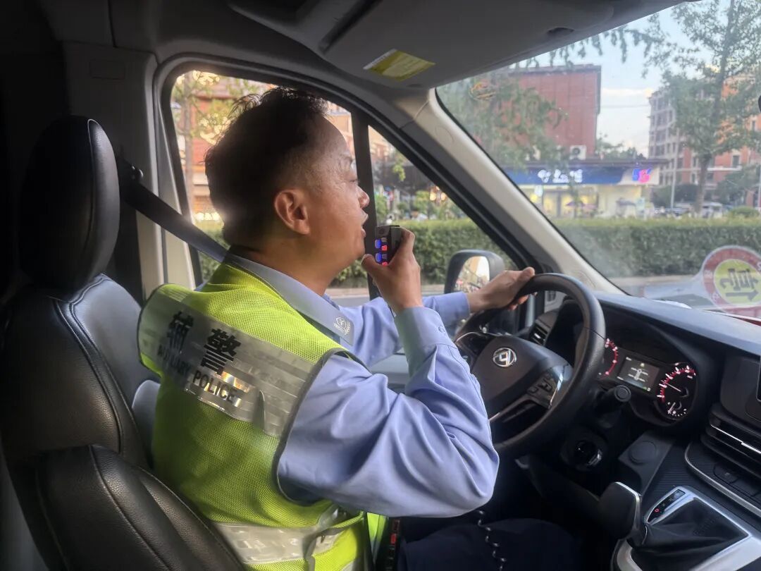 合肥街头紧急救援，交警不断通过扩音器喊话“前方车辆，靠边靠边！”