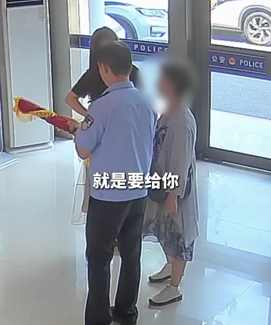 “他网购”“她打牌”......未婚民警的“金牌调解”，让吵翻天的老夫妻握手言和