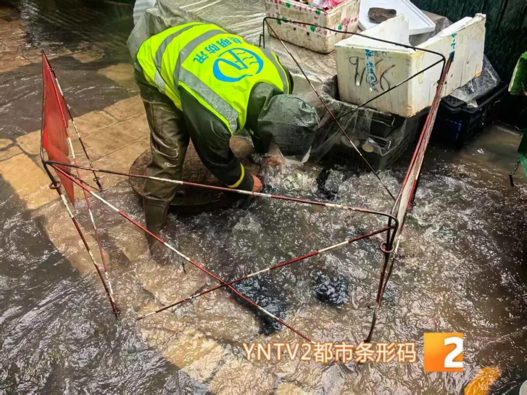 一夜暴雨，昆明消防出动439人营救转移群众96人！目前多路段仍有积水，多部门启动应急响应，交警提醒：切勿贸然涉水