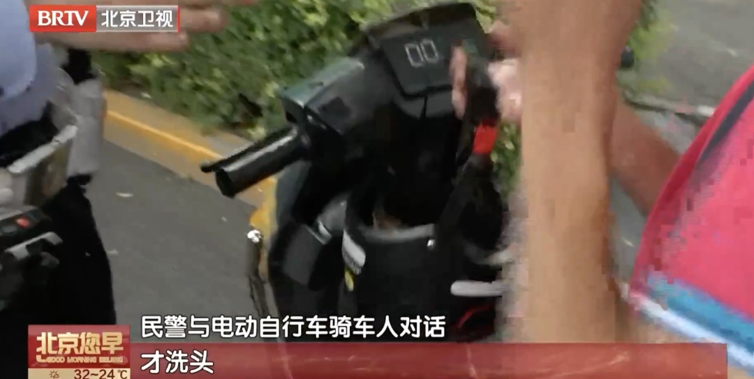 “你为什么不戴头盔?”“我刚植完发” “你为什么不戴头盔?”“我刚植完发”