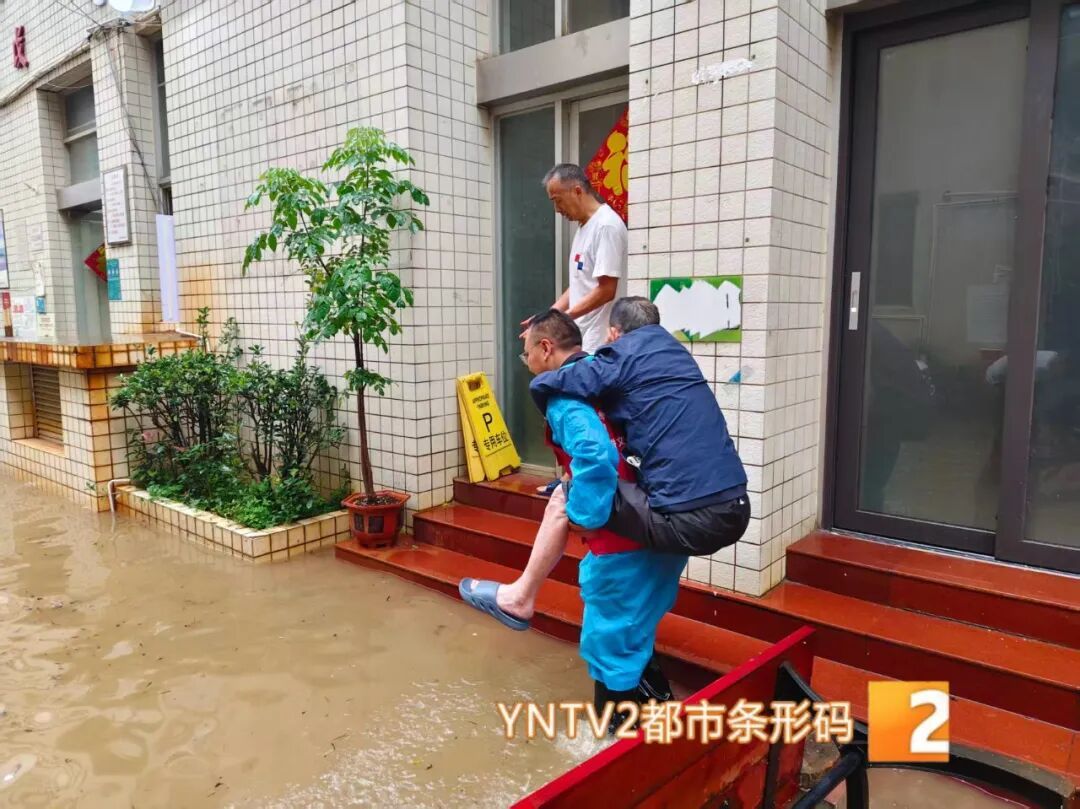 一夜暴雨，昆明消防出动439人营救转移群众96人！目前多路段仍有积水，多部门启动应急响应，交警提醒：切勿贸然涉水