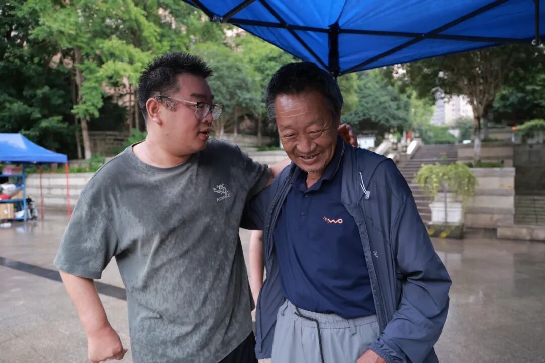 只因一句嘱托，男子看守深山老宅20多年！房主回乡卖房发现他还在