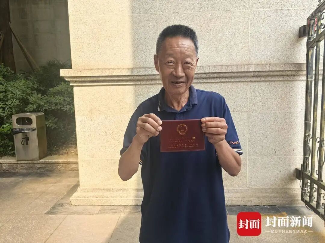 只因一句嘱托，男子看守深山老宅20多年！房主回乡卖房发现他还在