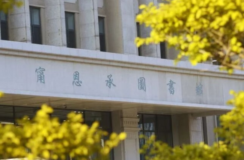 东北大学雕像疑似写错老校长姓氏，最新回应