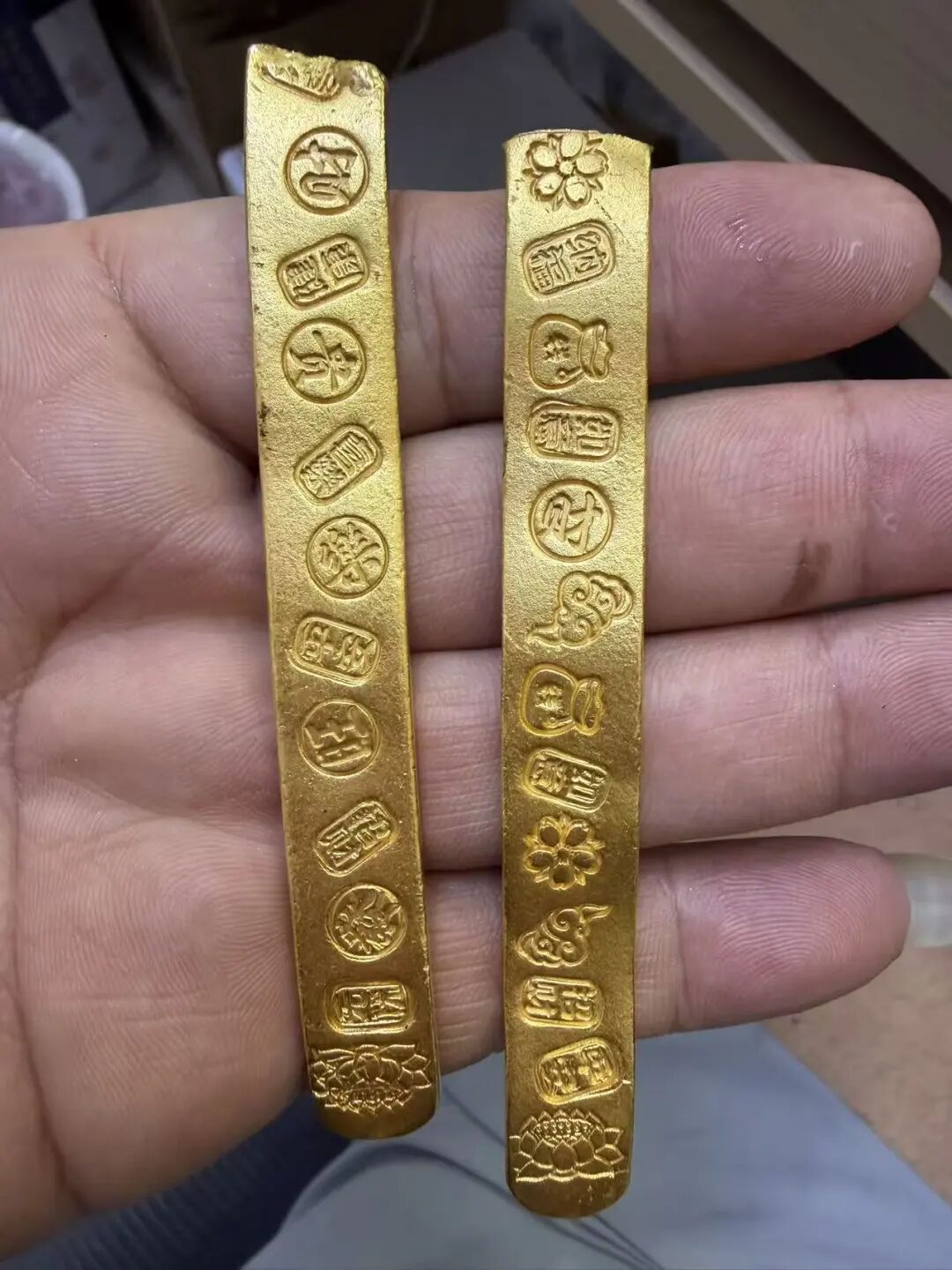 早市“抱腿”打掩护，瞬间剪断10万元金镯——两名扒窃前科嫌疑人被银川警方抓获