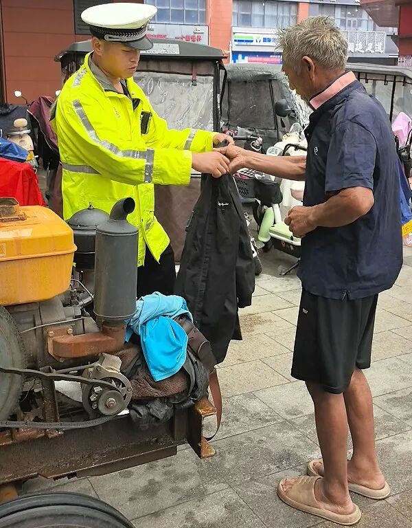 “大爷！走，跟着我！”河南交警刘好好一句话，温暖全网