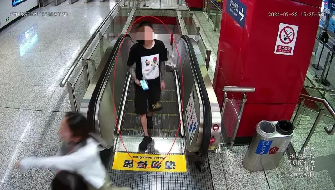 在地铁出口花坛中“埋毒包”，运毒“工具人”获刑！