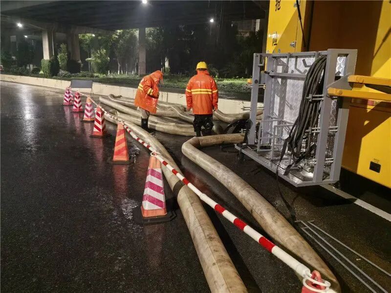 一夜暴雨，昆明消防出动439人营救转移群众96人！目前多路段仍有积水，多部门启动应急响应，交警提醒：切勿贸然涉水