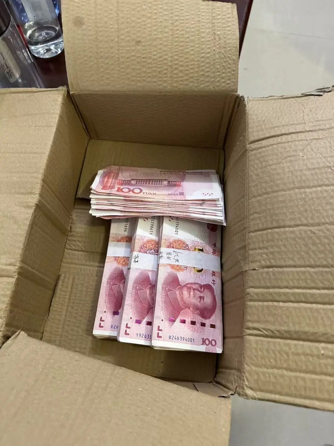 村口大树下，藏着35000元现金……警方紧急出动！