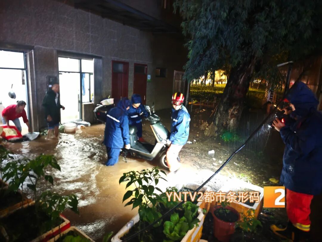 一夜暴雨，昆明消防出动439人营救转移群众96人！目前多路段仍有积水，多部门启动应急响应，交警提醒：切勿贸然涉水