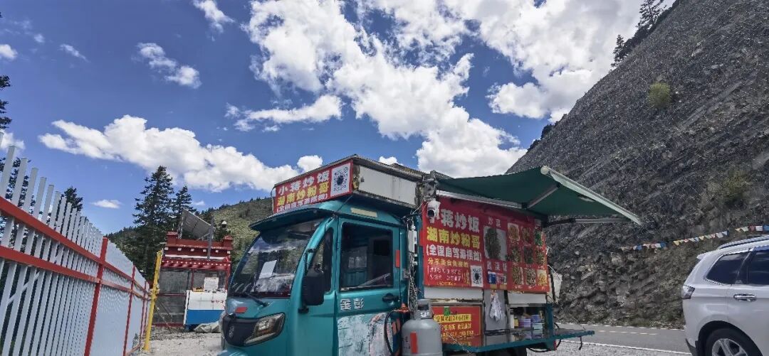 湖南小伙从上海自驾三轮车历时146天到达拉萨,沿途摆摊卖炒粉,四个多月营业额达十万元左右:每份10元到20元,不少湖南老乡专程来光顾 湖南小伙从上海自驾三轮车历时146天到达拉萨,沿途摆摊卖炒粉,四个多月营业额达十万元左右:每份10元到20元,不少湖南老乡专程来光顾