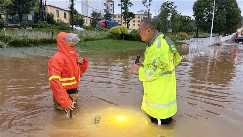 一夜暴雨，昆明消防出动439人营救转移群众96人！目前多路段仍有积水，多部门启动应急响应，交警提醒：切勿贸然涉水