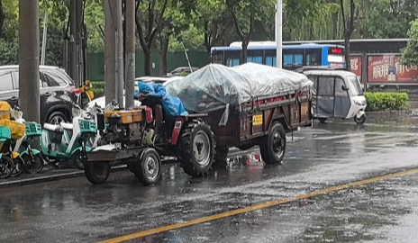 “大爷！走，跟着我！”河南交警刘好好一句话，温暖全网
