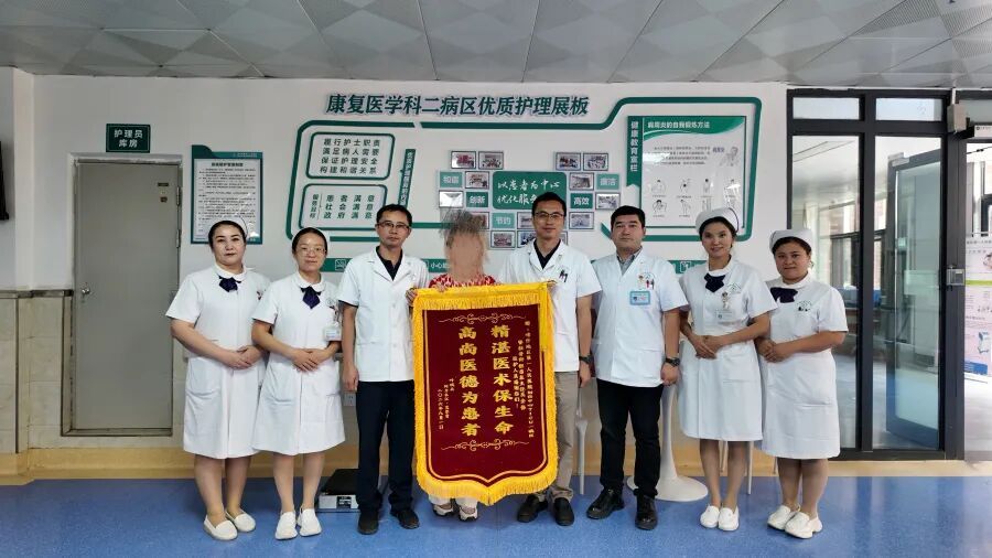 37岁男子因车祸脊柱严重骨折脱位或终身瘫痪，医生发现其脚趾还能微微活动，手术五小时成功复位，术后第五天可下床站立；全球不足10例