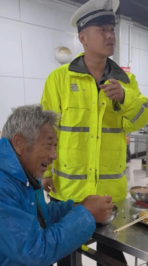 “大爷！走，跟着我！”河南交警刘好好一句话，温暖全网