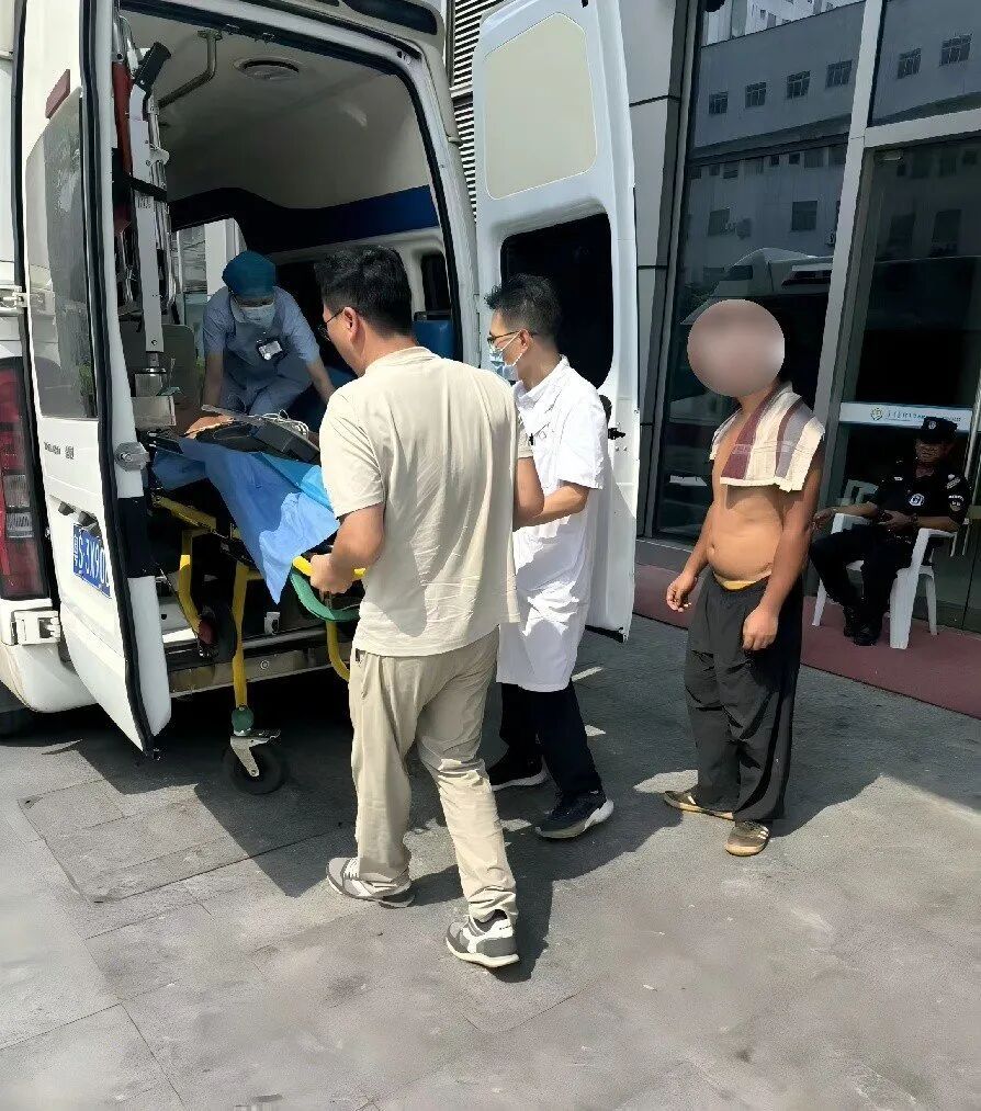 广东一病人突发心肌梗死需转院,铁骑疾驰11分钟及时送医 广东一病人突发心肌梗死需转院,铁骑疾驰11分钟及时送医