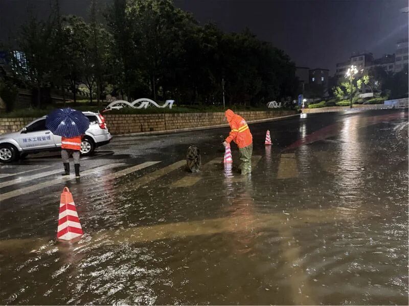 一夜暴雨，昆明消防出动439人营救转移群众96人！目前多路段仍有积水，多部门启动应急响应，交警提醒：切勿贸然涉水