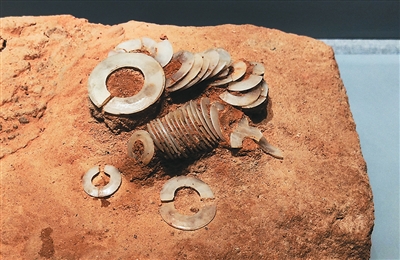 沉睡3000年!一块“玉玦”,讲述姑蔑古国故事→ 沉睡3000年!一块“玉玦”,讲述姑蔑古国故事→