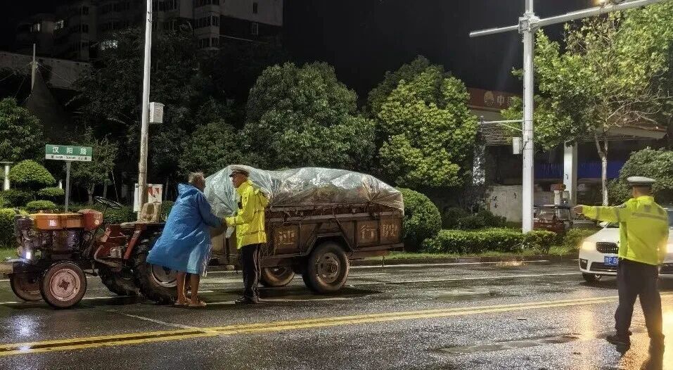 “大爷！走，跟着我！”河南交警刘好好一句话，温暖全网