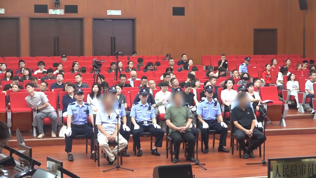 北京三名男子在林中架设大网捕鸟，然后悲剧了！