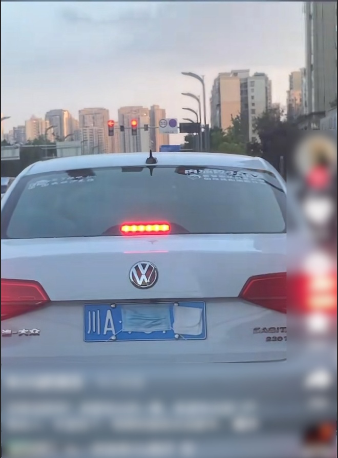 网友举报车辆故意遮挡号牌，成都交警快速核查依法处罚