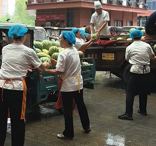 “大爷！走，跟着我！”河南交警刘好好一句话，温暖全网