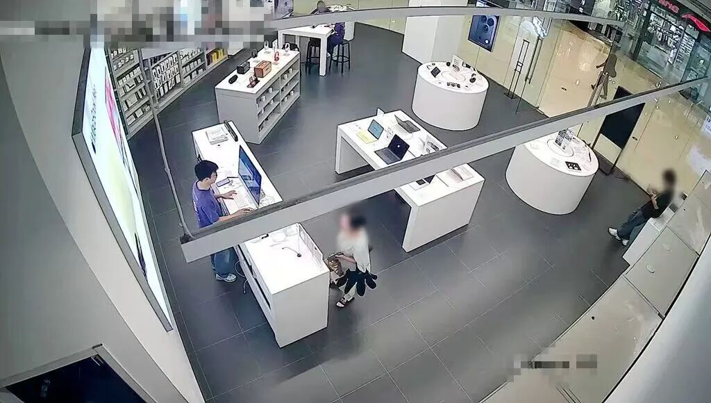 年轻女子匆匆进店,要花十几万元急购10部iPhone手机“做礼物”,店长立即报警 年轻女子匆匆进店,要花十几万元急购10部iPhone手机“做礼物”,店长立即报警