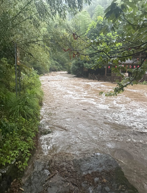 2名游客被困！暴雨后突发山洪，夜间极限营救