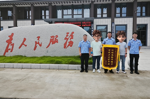 2名游客被困！暴雨后突发山洪，夜间极限营救