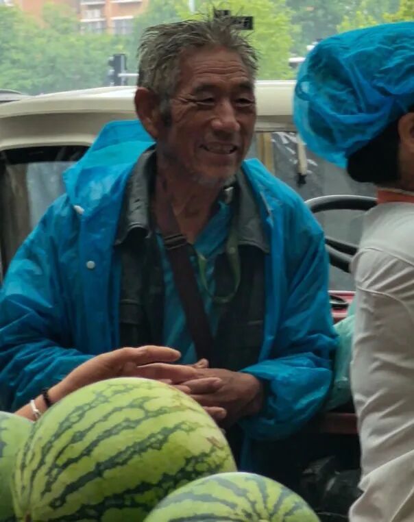 “大爷！走，跟着我！”河南交警刘好好一句话，温暖全网