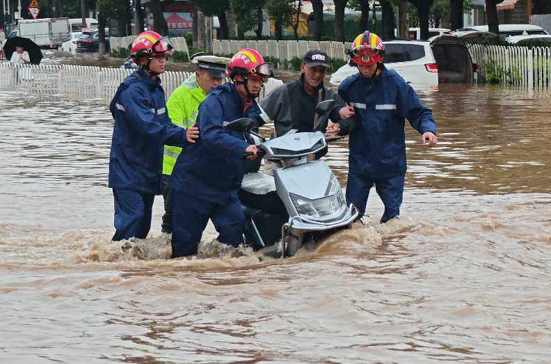 一夜暴雨，昆明消防出动439人营救转移群众96人！目前多路段仍有积水，多部门启动应急响应，交警提醒：切勿贸然涉水
