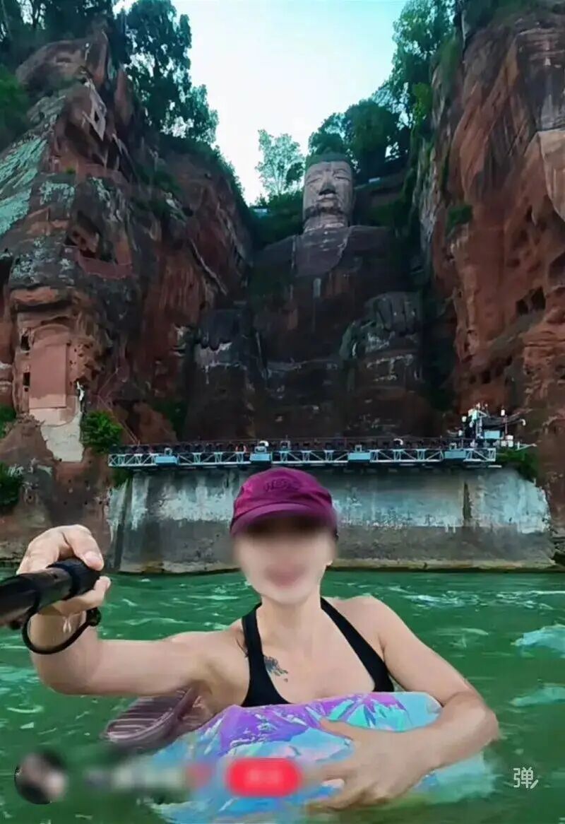 在乐山大佛面前漂流自拍?景区管委会:当场劝离,已批评教育 在乐山大佛面前漂流自拍?景区管委会:当场劝离,已批评教育