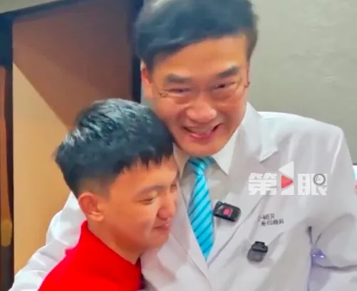 6岁被挖去双眼,特殊教育高考721分!“山西挖眼案”受害男孩将攻读双学位,赴深圳当面感谢为其免费治疗的医生 6岁被挖去双眼,特殊教育高考721分!“山西挖眼案”受害男孩将攻读双学位,赴深圳当面感谢为其免费治疗的医生