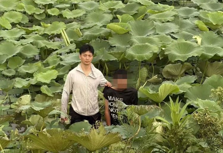 “你跑得掉?”民警冲进荷塘“揪”出嫌疑人,14万元保住了! “你跑得掉?”民警冲进荷塘“揪”出嫌疑人,14万元保住了!