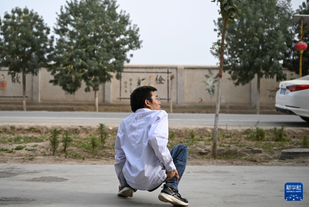 图片故事丨“蹲行医生”李创业：撑着双手，护一方村民